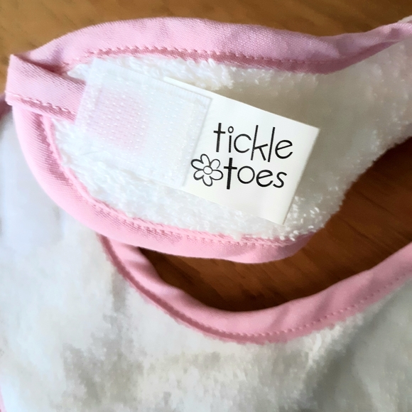 NEW BABY'S BIB ONE SIZE TICKLE TOES EMBELLISHED RHINESTONES - Picture 4 of 4